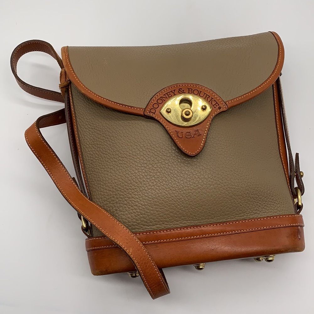 Dooney & Bourke Bag. Not sure if it’s authentic since there’s no serial number.
